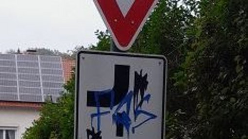 beschmiertes Verkehrsschild