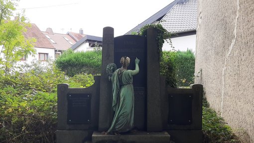 Foto eines alten Grabmals 