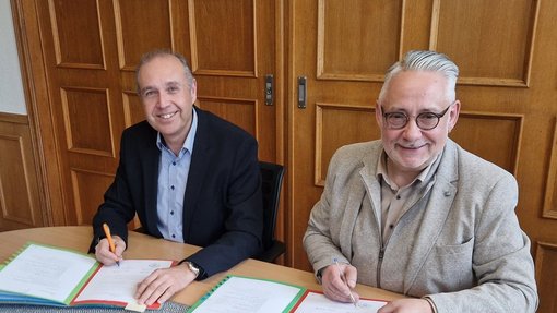 energis-Geschäftsführer und Bürgermeister unterzeichnen die Verträge