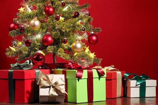 Bild mit Weihnachtsbaum und Geschenken