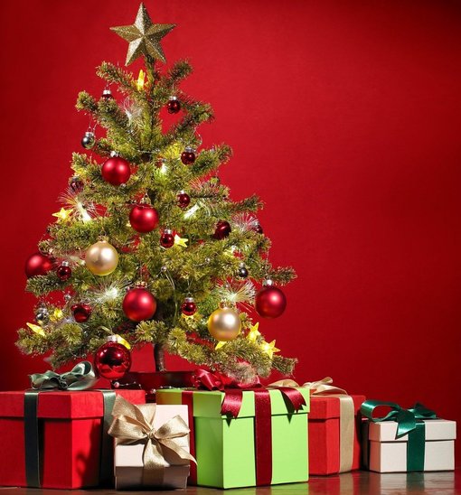 Bild zeigt Weihnachtsbaum und Geschenke