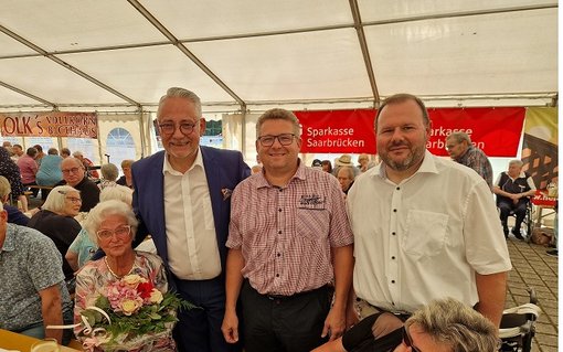 Gruppenfoto mit v.l.n.r. Gerda Haag mit Blumenstrauß, Bürgermeister Jung, Andreas Theil –Vereinigte Volksbank und Meik Gebhard –Sparkasse-