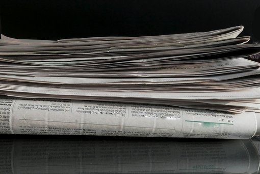 Bild zeigt ein Stapel Zeitungen