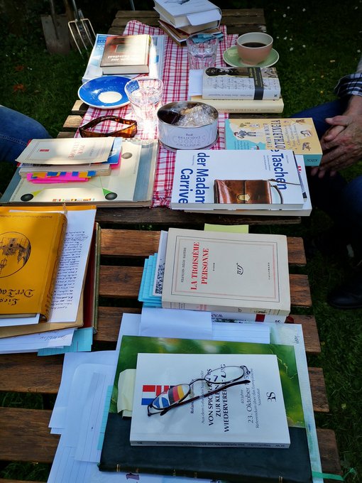 Foto zeigt einen Tisch mit mehreren Büchern