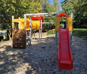 Foto: Stadt Friedrichsthal Spielgerät in rot und gelb