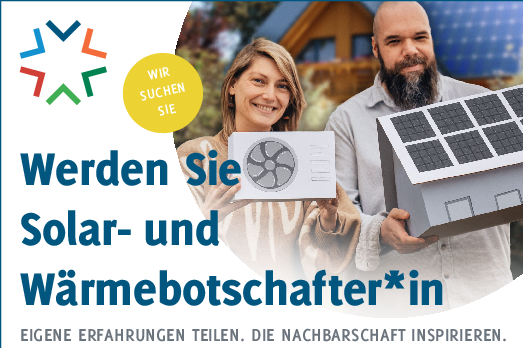 Frau und Mann halten kleine Modelle einer Wärmepumpe und eines Haus mit Solardach in den Händen