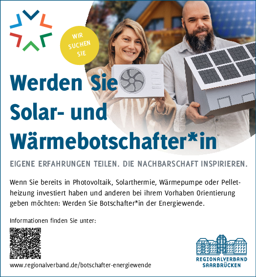 Frau und Mann halten kleine Modelle einer Wärmepumpe und eines Haus mit Solardach in den Händen