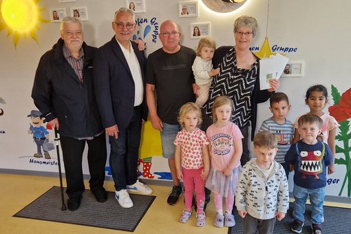 Pressefoto von der Spendenübergabe von Volker Jost an den städtischen Kindergarten