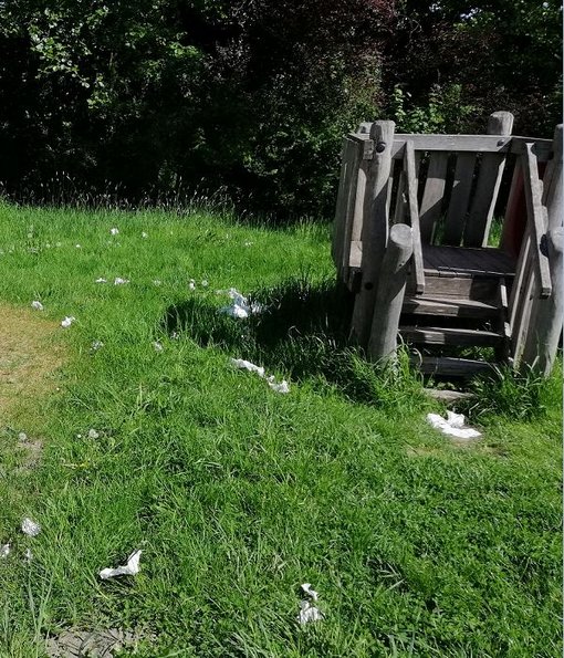 Müll auf dem Spielplatz in der Grillparzer Straße
