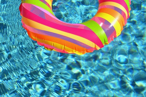 Auf dem Foto sieht man Wasser und einen Schwimmreifen