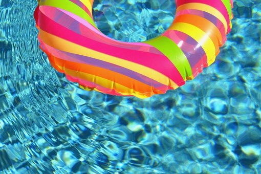 klares Wasser und einen bunten Schwimmreif