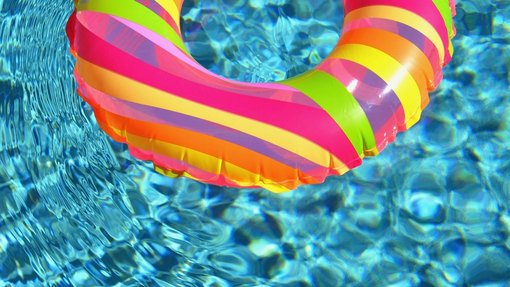 klares Wasser und einen bunten Schwimmreif
