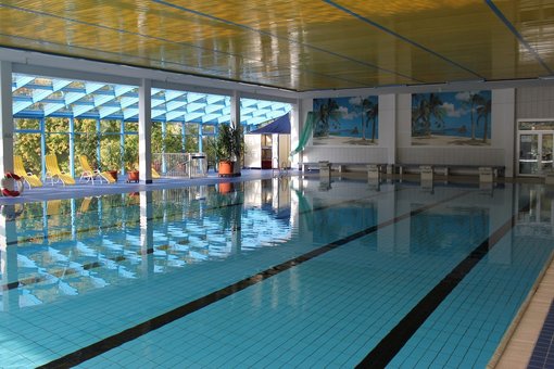 Blick in ein Hallenbad