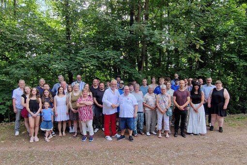 Sportlerehrung_2026 Alle Athleten und die Mitglieder der Verwaltung haben sich vor einem Waldstück aufgestellt