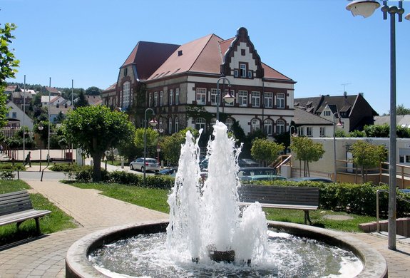 Rathaus mit Springbrunnen im Vordergrund